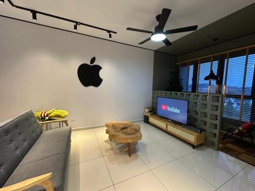 TV/trung tâm giải trí tại Chic Homestay with Mini Cafeteria at Gamuda Garden