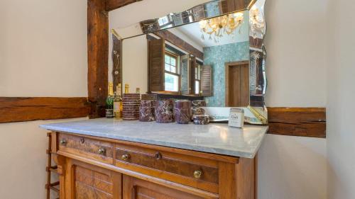 Foto de la galería de Historic Barn Retreat w Pool Pond Views Longview Pond Lodge by AvantStay en Clinton Corners