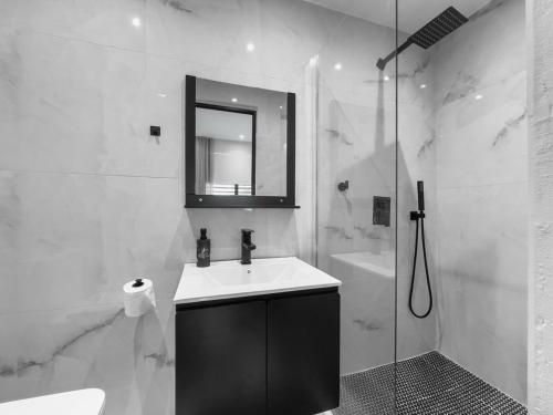 圣胡安Hyde Park 3 Comfy Apt With Parking in San Juan的带水槽和淋浴的白色浴室