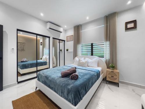 圣胡安Hyde Park 3 Comfy Apt With Parking in San Juan的带一张大床和一面镜子的卧室