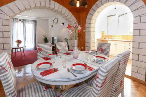 Apartment Mariniva في قشتيلا: غرفة طعام مع طاولة بيضاء وكراسي