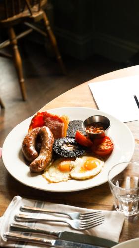 Un plato de comida de desayuno en una mesa en The Pembroke Arms, en Salisbury