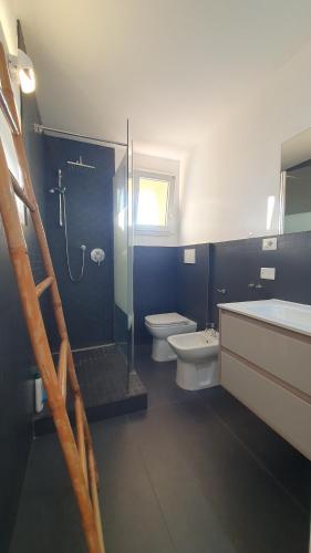 a bathroom with two toilets and a glass shower at Ultimo piano con terrazzo e posto auto in Zola Predosa