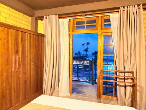 Postel nebo postele na pokoji v ubytování Bricks 90 Weligama