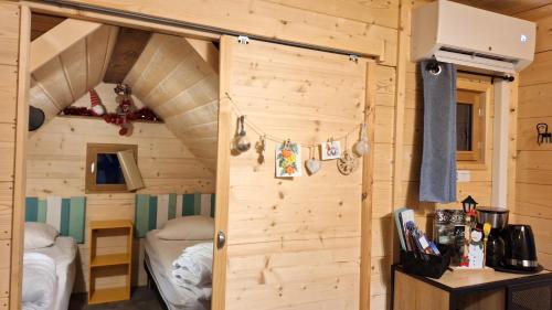 a room with two beds in a tiny house at les cabanes du tertre in Cour-Cheverny
