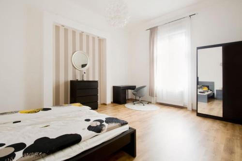 1 dormitorio con 1 cama grande y espejo en Downtown Rising Sun 104 sq.m, en Budapest