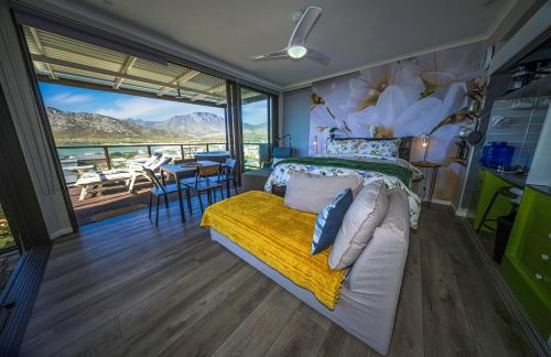 Ένα ή περισσότερα κρεβάτια σε δωμάτιο στο The Butterfly Villa