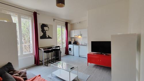 Μια τηλεόραση ή/και κέντρο ψυχαγωγίας στο Comfy Parisian studio!