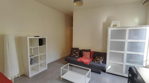 Χώρος καθιστικού στο Comfy Parisian studio!