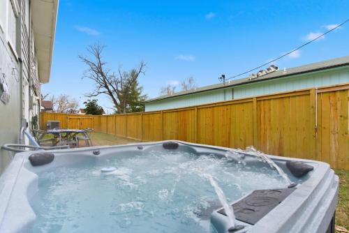 Фотография из галереи Branson Downtown Beauty - 4 BDR Home Sleeps 15 в Брэнсоне