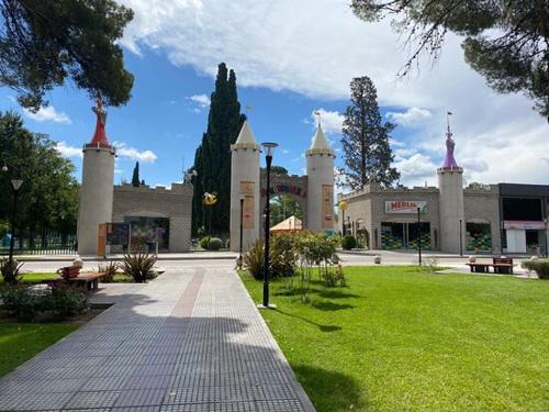 un edificio con un campo erboso e un edificio con torrette di de paso alojamientos a San Rafael