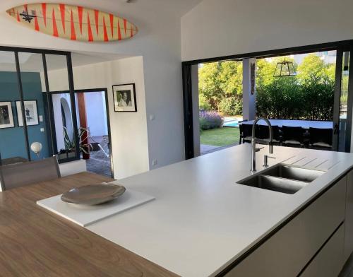 een keuken met een spoelbak en een surfplank op het aanrecht bij Beautiful house Ciboure pool designed in Ciboure