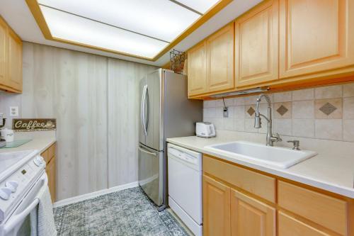 Køkken eller tekøkken på Private Boat Slip on St Johns River! Welaka Condo