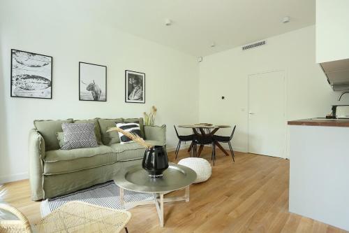 Apartment Center of Paris by Studio prestige