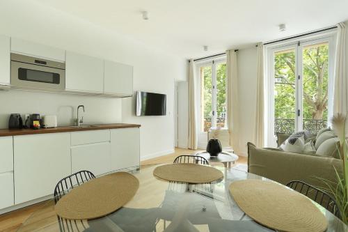Apartment Center of Paris by Studio prestige