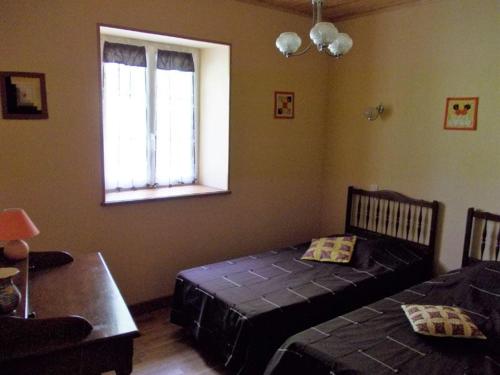 Un dormitorio con dos camas y una ventana. en Gîte lumineux, en Antaignagues