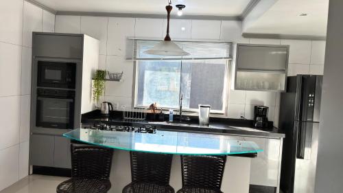 Η κουζίνα ή μικρή κουζίνα στο Residência da Kel