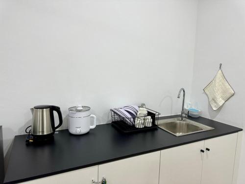 Kuchyň nebo kuchyňský kout v ubytování Make Memories Residence 2BR Suite Summer Mall