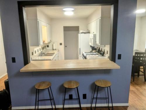 Nhà bếp/bếp nhỏ tại Game Day Getaway 2, Easy Walk to OSU Stadium