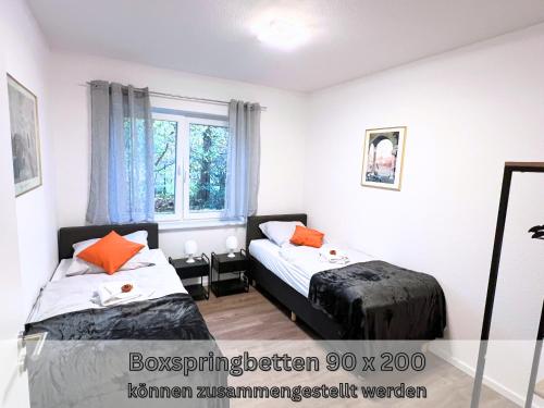 NEU "Poseidon" Papenburg ebenerdig rollstuhlgerecht 84 qm Neubau EBK Free Wifi NEU في بابينبورغ: غرفة نوم بها سريرين ونافذة