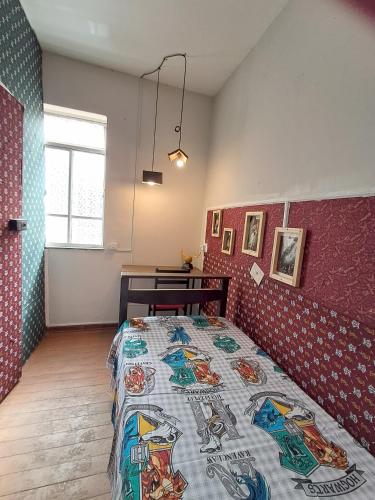 a bedroom with a bed and a table in it at Pousada Hostel Trilhas e Rotas - Av Paulista - Bela Vista in São Paulo
