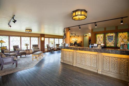 a lobby with a bar and a living room at The Bard's Inn - BW Signature Collection by Best Western in Ashland