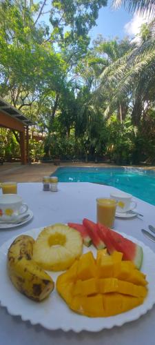 KikambalaBoko Boko Guesthouse and Porini Restaurant的池边桌子上的一盘水果
