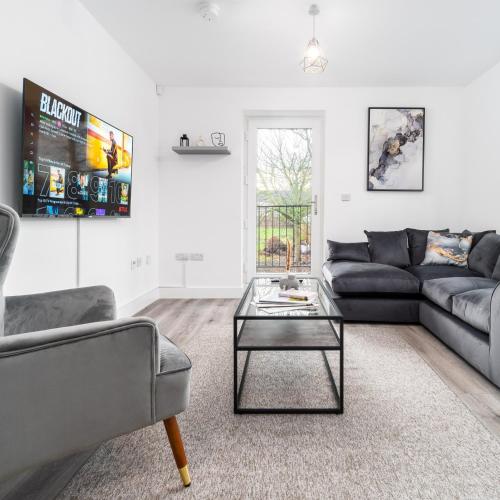 a living room with a couch and a coffee table at Stylish 2 Bed Apartment - Balcony - Private Parking - Netflix 4MC in Birmingham