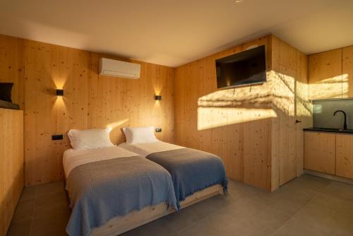 En eller flere senge i et værelse på Premium Retreat with Garden by HostWise