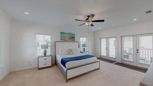 Postel nebo postele na pokoji v ubytování Luxury Pet-Friendly Home with Game Room & Community Pool