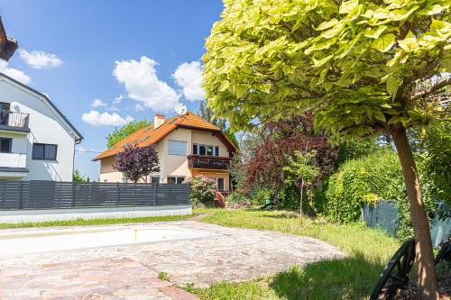 Κήπος έξω από το Great location Exquisite Villa, Free Parking - suitable for 19 persons