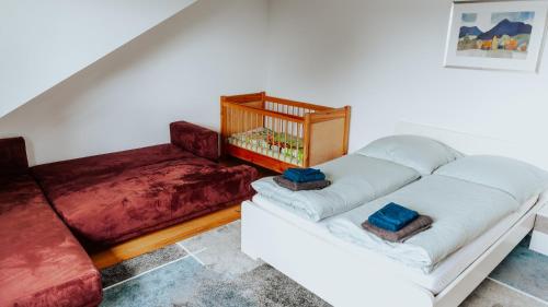 een woonkamer met twee witte banken in een kamer bij Schöne Relaxunterkunft-barrierefrei in Mössingen