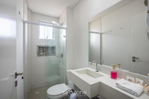 Apto a 750m do Mar c/ varanda e churrasq. GVT2105 في ميا برايا: حمام أبيض مع حوض ومرحاض