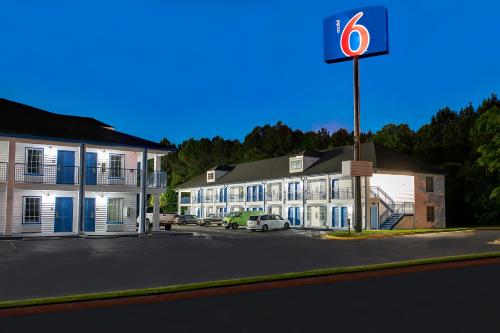 Motel 6 Macon, GA I 475 في ماكون: مبنى عليه لافته في موقف السيارات