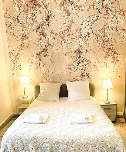 a bedroom with a bed with two books on it at L'Ecrin Marin Centre historique Plage à 5 min in Le Croisic