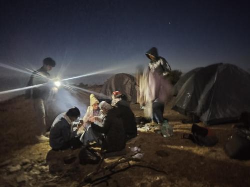 Επισκέπτες που μένουν στο Himalayan Cloud Door Camps