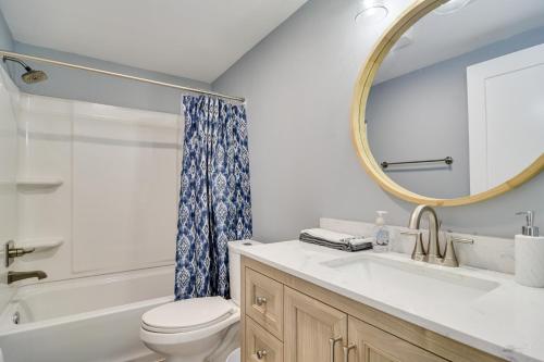 Et badeværelse på Walk to Restaurants Home with Yard in Safety Harbor