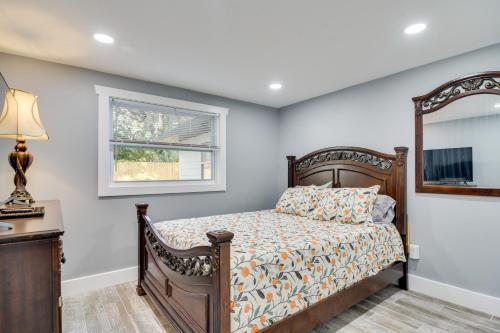 En eller flere senge i et værelse på Walk to Restaurants Home with Yard in Safety Harbor