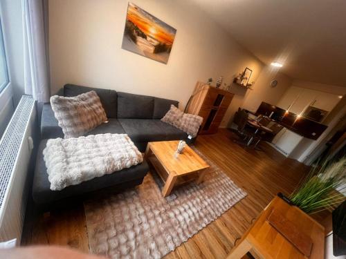 ein Wohnzimmer mit einer Couch und einem Couchtisch in der Unterkunft Lord Nelson Apartment 14 in Cuxhaven