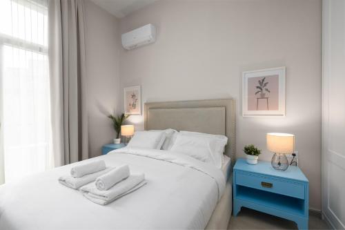 AnT-one Designer Neo-Classical Apartment in Prime Downtown Location - Sleeps 8