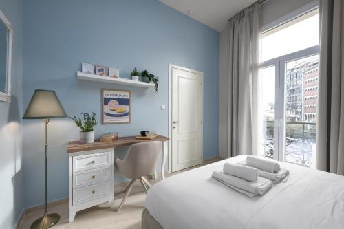 AnT-one Designer Neo-Classical Apartment in Prime Downtown Location - Sleeps 8