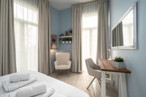 AnT-one Designer Neo-Classical Apartment in Prime Downtown Location - Sleeps 8