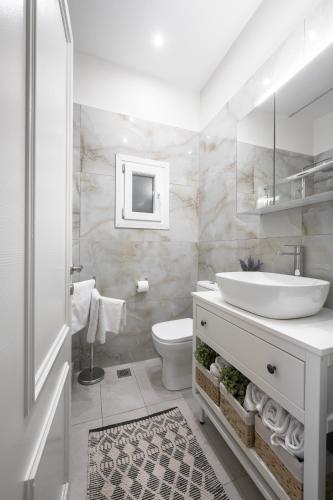 AnT-one Designer Neo-Classical Apartment in Prime Downtown Location - Sleeps 8