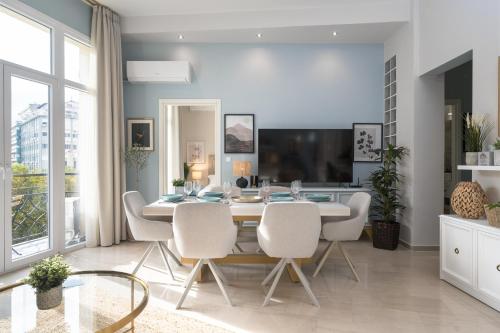 AnT-one Designer Neo-Classical Apartment in Prime Downtown Location - Sleeps 8
