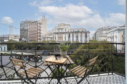 AnT-one Designer Neo-Classical Apartment in Prime Downtown Location - Sleeps 8