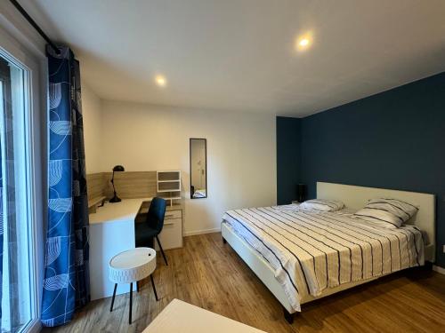 Belle Chambre tout confort indépendante pour un séjour au soleil في لا فاليت دو فار: غرفة نوم بها سرير ومكتب