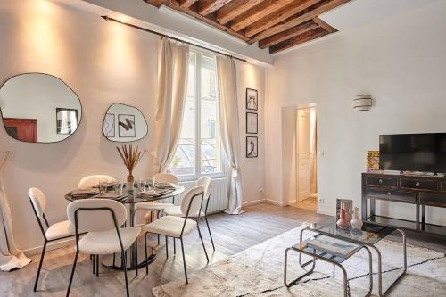 Apartment center of Paris by Studio prestige