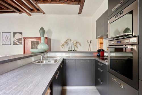 Apartment center of Paris by Studio prestige