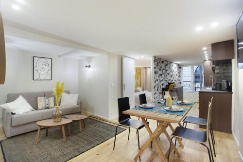 Apartment center of Paris by Studio prestige