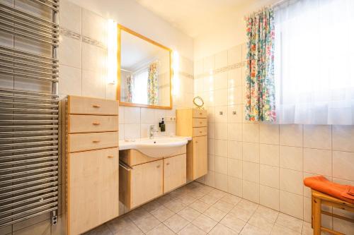 Lisl's & Gretl's Alpen Chalet - 10 Min zur Piste في سالفلدن ام ستينه مير: حمام مع حوض ومرآة